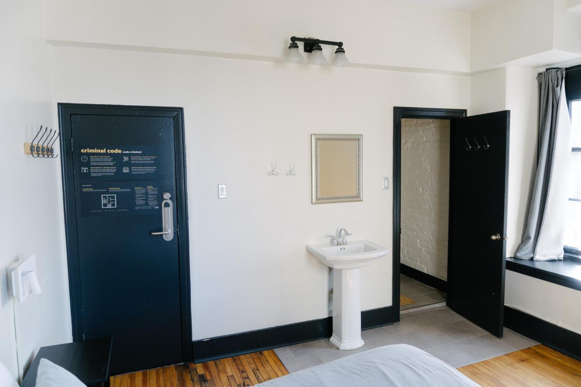 Saintlo Ottawa Jail Hostel Exterior photo